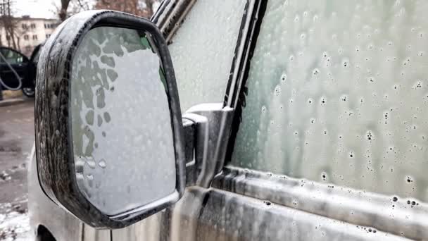 化学洗涤剂在车辆上流动 污浊的泡沫洗发水在洗车过程中去除污垢 — 图库视频影像