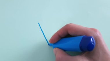 Lehçe, Ukraynaca EVET. Kadın eli, açık mavi kağıda mavi kalemle Tak kelimesini yazar.. 