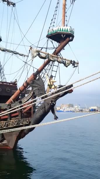 Dragón Galeón Antiguo Velero Pirata Está Amarrado Terraplén Puerto Figura — Vídeos de Stock