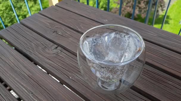 炎炎夏日 手拿着一杯闪闪发光的水 喝Detox矿泉水水合物全天概念 健康的生活方式 — 图库视频影像