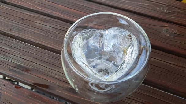 Glas Mit Sprudelndem Wasser Auf Braunem Holzgrund Doppelwandiges Glas Herzform — Stockvideo