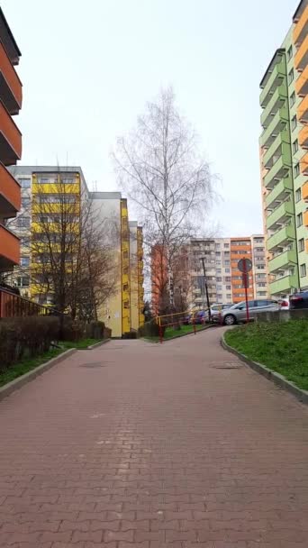Woonwijk Met Appartementengebouwen Met Meerdere Verdiepingen Een Europese Stad Stedelijke — Stockvideo