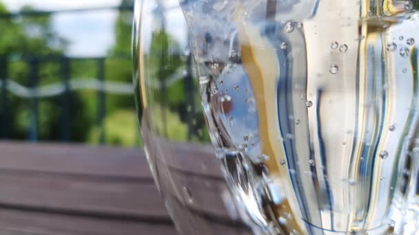 Водна Терапія Склянка Ігристої Води Спекотний Літній День Пийте Воду — стокове відео