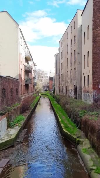 Velha Rua Aconchegante Cidade Europeia Rio Flui Entre Edifícios Históricos — Vídeo de Stock