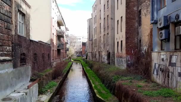 Alte Gemütliche Straße Einer Europäischen Stadt Fluss Fließt Zwischen Alten — Stockvideo