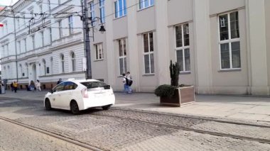 İnsanlar tarihi bölgede acele ediyorlar. Şehir sakinleri tarihi binalarla cadde boyunca yürürler. Polonya 'da tipik günlük yaşam. 27-03-2024 Katowice, Polonya, Avrupa.