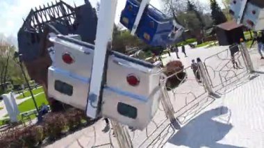 Heyecan verici bir eğlence gezisi. Hızlı dönüş ve sallanma sırasında atlıkarınca kulübesinden görüntü. 30-04-2023, Polonya, Chorzow, Silezya, lunapark Efsanesi.