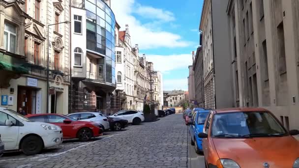 Ulica Zaparkowanymi Samochodami Stara Historyczna Ulica Samochodami Stojącymi Rzędzie Obu — Wideo stockowe