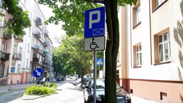 Silniční Značka Parkování Pouze Pro Zdravotně Postižené Řidiče Útulné Staré — Stock video