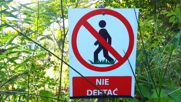 Чіпайте Обрізайте Напис Польською Мовою Під Знаком Забороняє Проходження Людей — стокове відео
