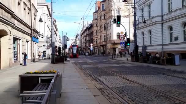 Trafiken Europeisk Stads Historiska Distrikt Röd Modern Spårvagn Färdas Längs — Stockvideo