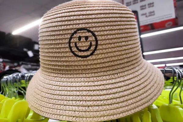 Gülen suratlı Sun Panama şapkası. Gençlik ve ergen tarzı sokak modası. Yaz şapkası mağazada. Yakın görünüm
