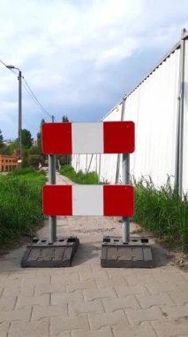 Geçiş yok. Trafik barikatı geçici eskrim. Yayalar için yol kapalı tabelası