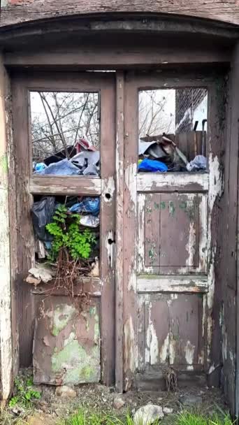 Discarica Dietro Vecchie Porte Legno Rotto Mattoni Casa Abbandonata Problema — Video Stock