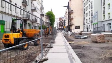 Şehir merkezinde inşaat işi. Tramvayı ve kaldırımı onarın. Eski caddenin modernizasyonu, şehir hayatı için altyapının geliştirilmesi. 03-05-2023 Sosnowiec, Polonya, Avrupa. 