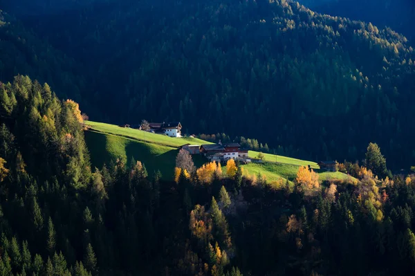 Picturesque Cottage Town Set Alpine Meadow Surrounded Beautiful Sunshine Autumn — Stock Photo, Image