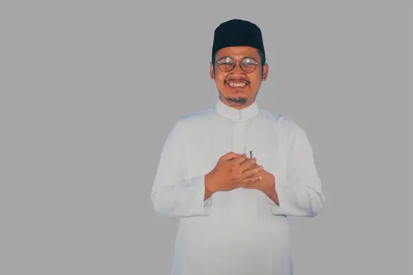 Müslüman Asyalı adam Ramazan kutlamalarında selam vermek için gülümsüyor