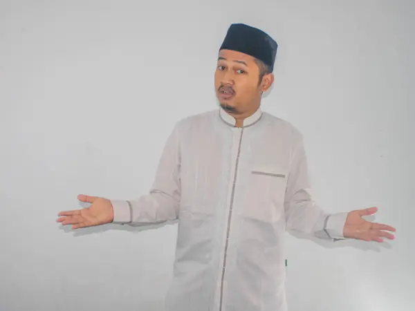 Müslüman Asyalı bir adam bir şeye karar vermeye çalışırken şaşkın bir ifade sergiliyor.