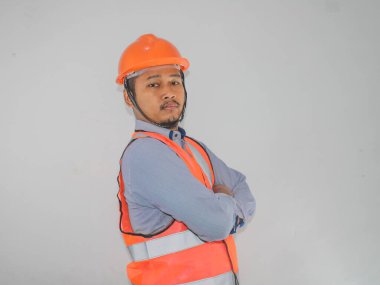 Güvenlik yeleği olan Asyalı müteahhit, güven jesti ile kolunu çarpmış.