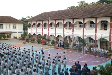 Subang, Endonezya - Mayıs 2024: Ortaokul, lise öğrencileri ve öğretmenler, okul alanında Milli Eğitim Günü münasebetiyle düzenlenen törende yer alıyorlar