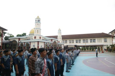 Subang, Endonezya - Mayıs 2024: Ortaokul, lise öğrencileri ve öğretmenler, okul alanında Milli Eğitim Günü münasebetiyle düzenlenen törende yer alıyorlar
