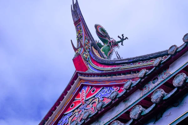 Uma Escultura Dragão Telhado Templo — Fotografia de Stock