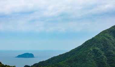 Okyanus ötesindeki Keelung Adası bulutlu bir günde, bir dağın tepesinde, Tayvan 'ın Keelung şehrinde.