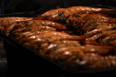 Demir tabakta karides pişirmek için yakın plan.