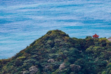 Tayvan 'daki dağlara ve kıyılara yakın.
