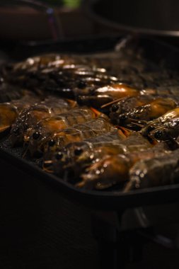 Demir bir tabakta karideslerin yakın çekimi.