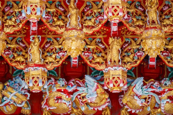 Tayvan tapınağının geleneksel dekorasyonlarına yakın çekim