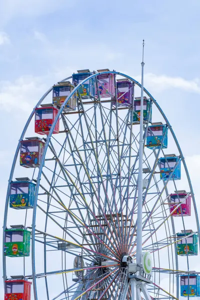 Photo Rainbow Ferris Wheel Stands Out Blue Sky White Clouds — Stock Photo, Image