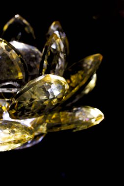 Kristal nilüfer lambasına yakın plan