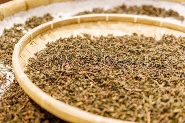 Çay yapraklarını kurutmak için yakın plan.