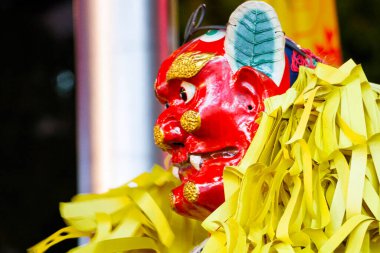 Geleneksel Tayvan tanrısının heykelinin yakın çekimi.