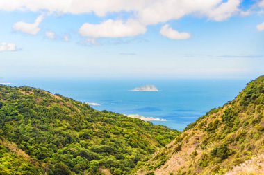 Miscanthus ile kaplı bir vadiden Keelung Adası manzarası