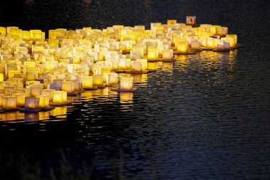 Su fenerleri sakin gölde yüzer.