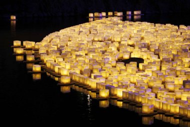 Su fenerleri sakin gölde yüzer.