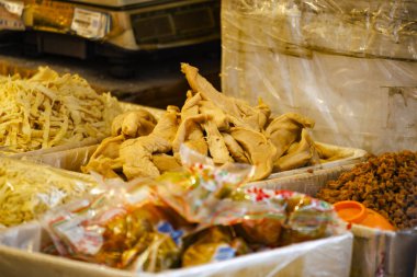 Bir markette çeşitli kurutulmuş turplar.