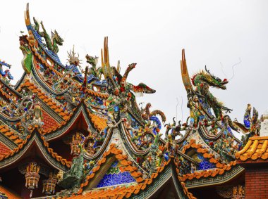 Tayvan tapınağının geleneksel dekorasyonlarına yakın çekim