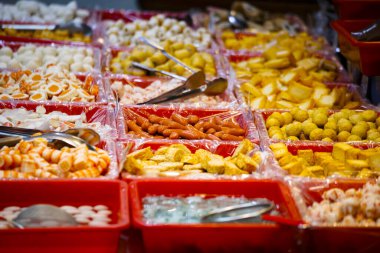 Kırmızı plastik kutulara yerleştirilmiş çeşitli canlı güveç malzemeleri.
