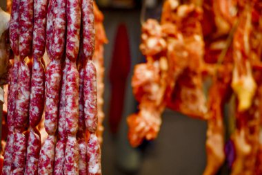 Bir sıra Tayvan sosisi tezgahta asılı duruyor.