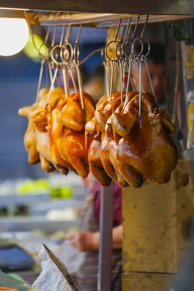 Askıda asılı bir kaç altın kavrulmuş tavuk