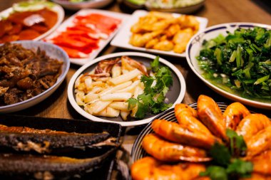 Altın ızgara kalamar da dahil olmak üzere görkemli yiyeceklerle dolu bir masa.,