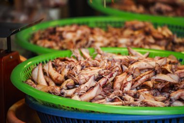 Yeşil sepetler taze mürekkep balıklarıyla doludur.