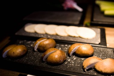 Shiitake mantarlarının mutfak sunumu