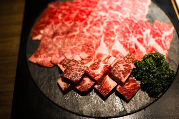 Taze yeşil otların yanında titizlikle kesilmiş ve kaliteli mermerli iyi düzenlenmiş et.