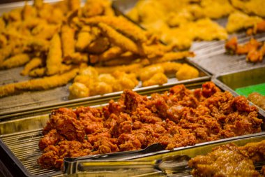  Geleneksel bir kırmızı maya pirinç eti yemeği.