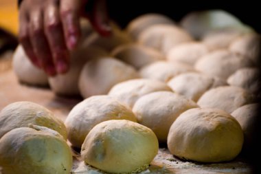 Hamur yoğurma işlemi elle yapılır