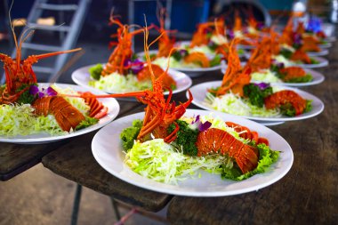 Geleneksel Tayvan ıstakoz salatası bir ziyafette servis edilir.